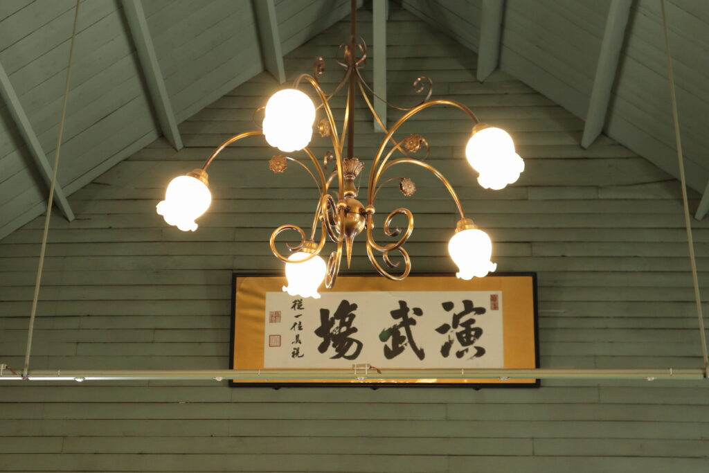 札幌時計台の内観2階。クラーク博士像の上には『演武場』と達筆な書が飾られている。