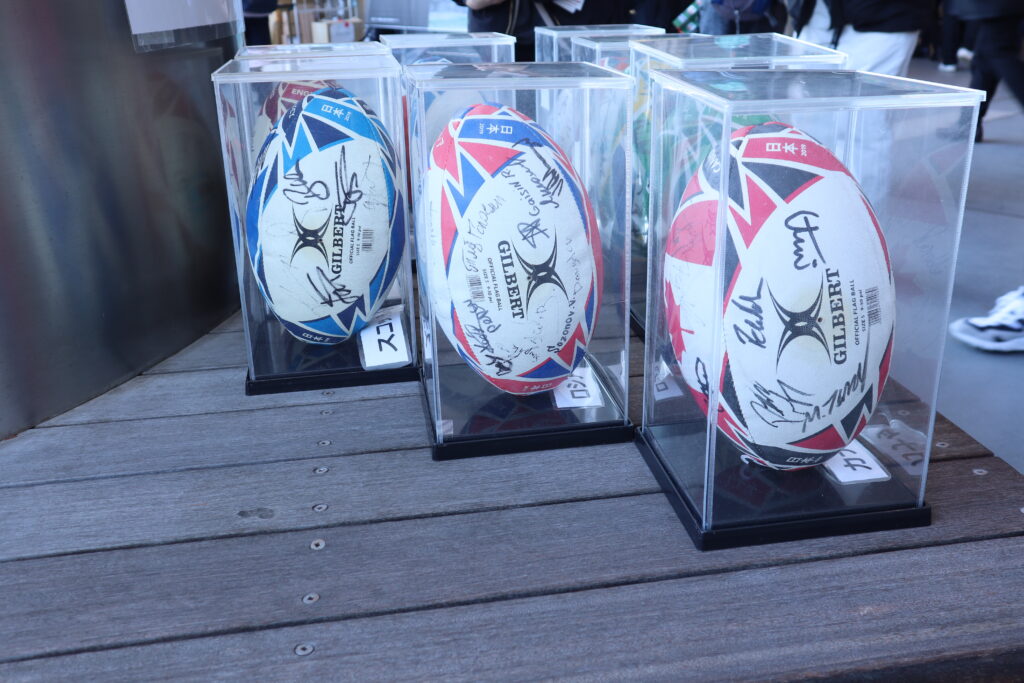 2019ワールドカップにてノエビアスタジアム神戸で対戦したチームのラグビーボール。各選手のサインが書いていました。