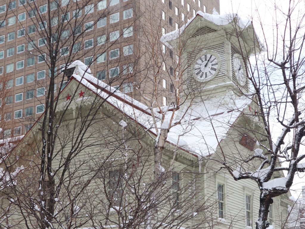 札幌時計台。12月の雪が降る中での外観写真