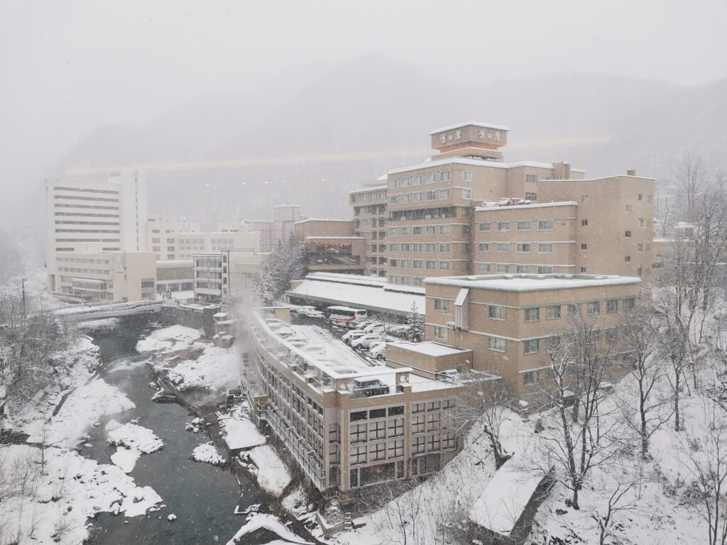 章月グランドホテル_ラウンジ_窓際から見える雪景色と渓流